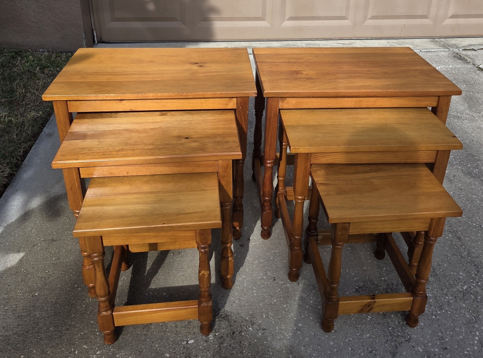 Beautiful Golden Oak Color Wooden Nesting Tables/End Tables Set Of 2 Indonesia