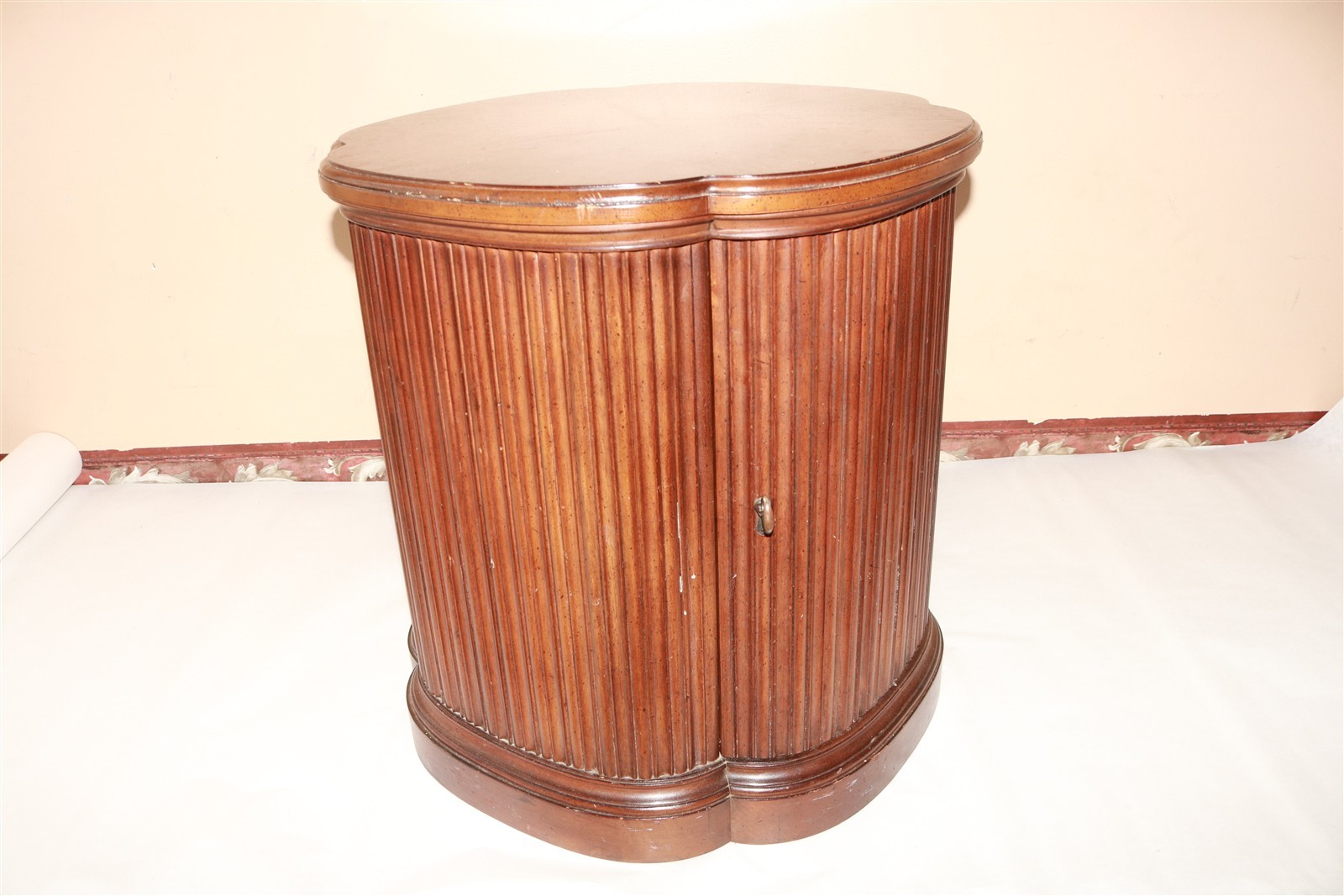 HENREDON Burl Walnut Clover Leaf Ridged Accent Side Table W/ Door Vintage 1970s