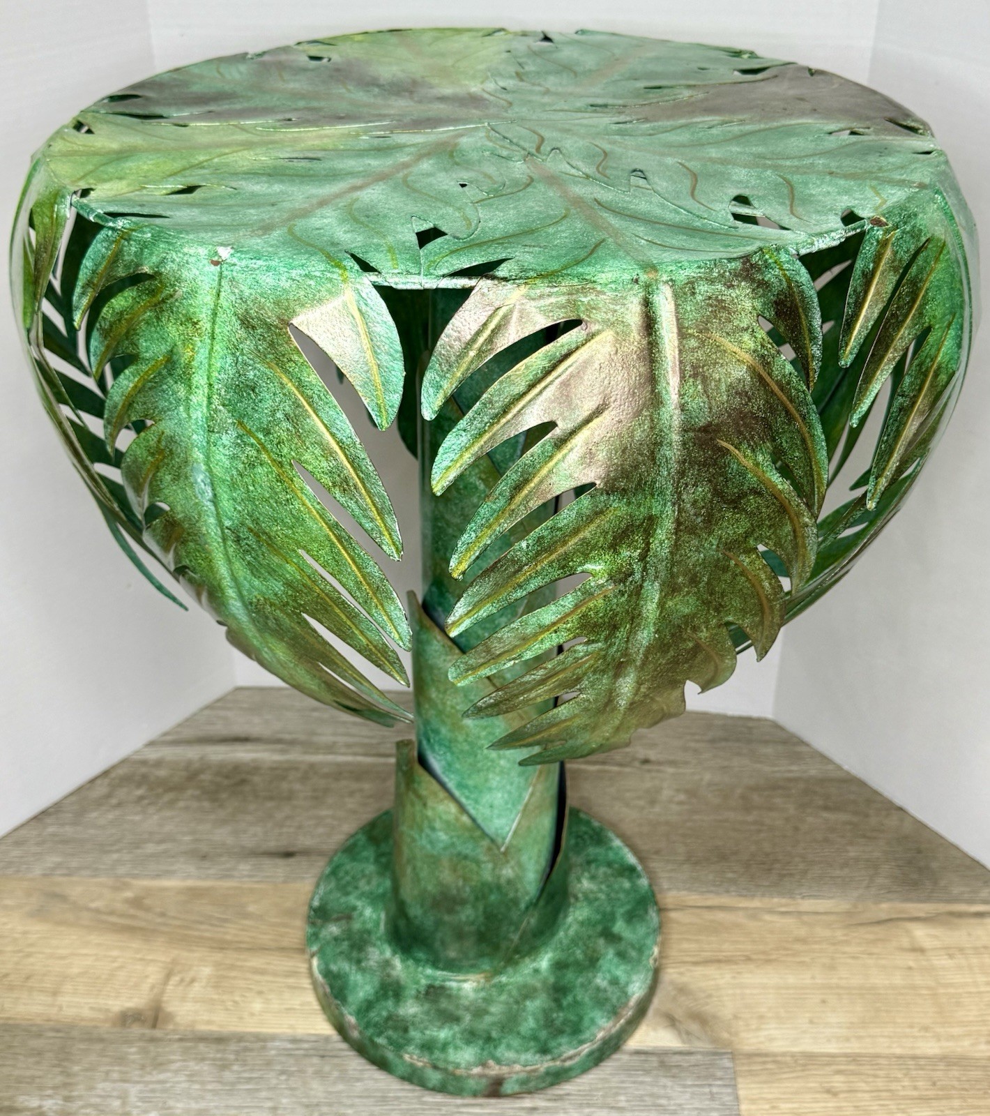 Vintage Hand Painted Palm Tree Leaf Round Pedestal Green/Gold Side Table 20”x27”