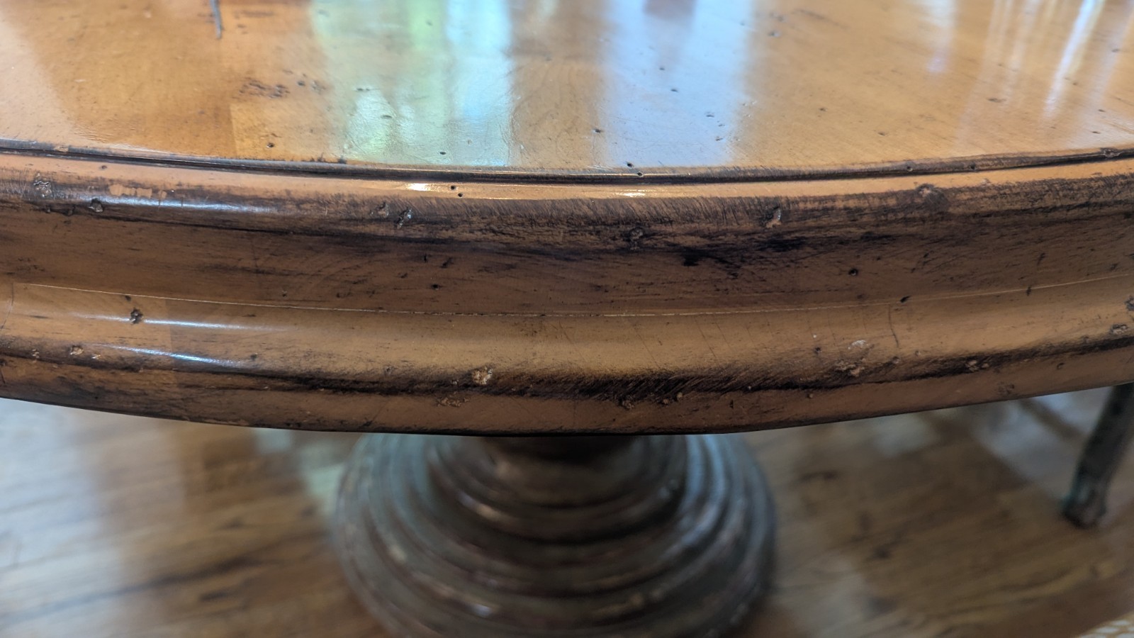 Vintage Woodland Furniture Farmhouse Circular Dining Table.H 31″ x D 53″