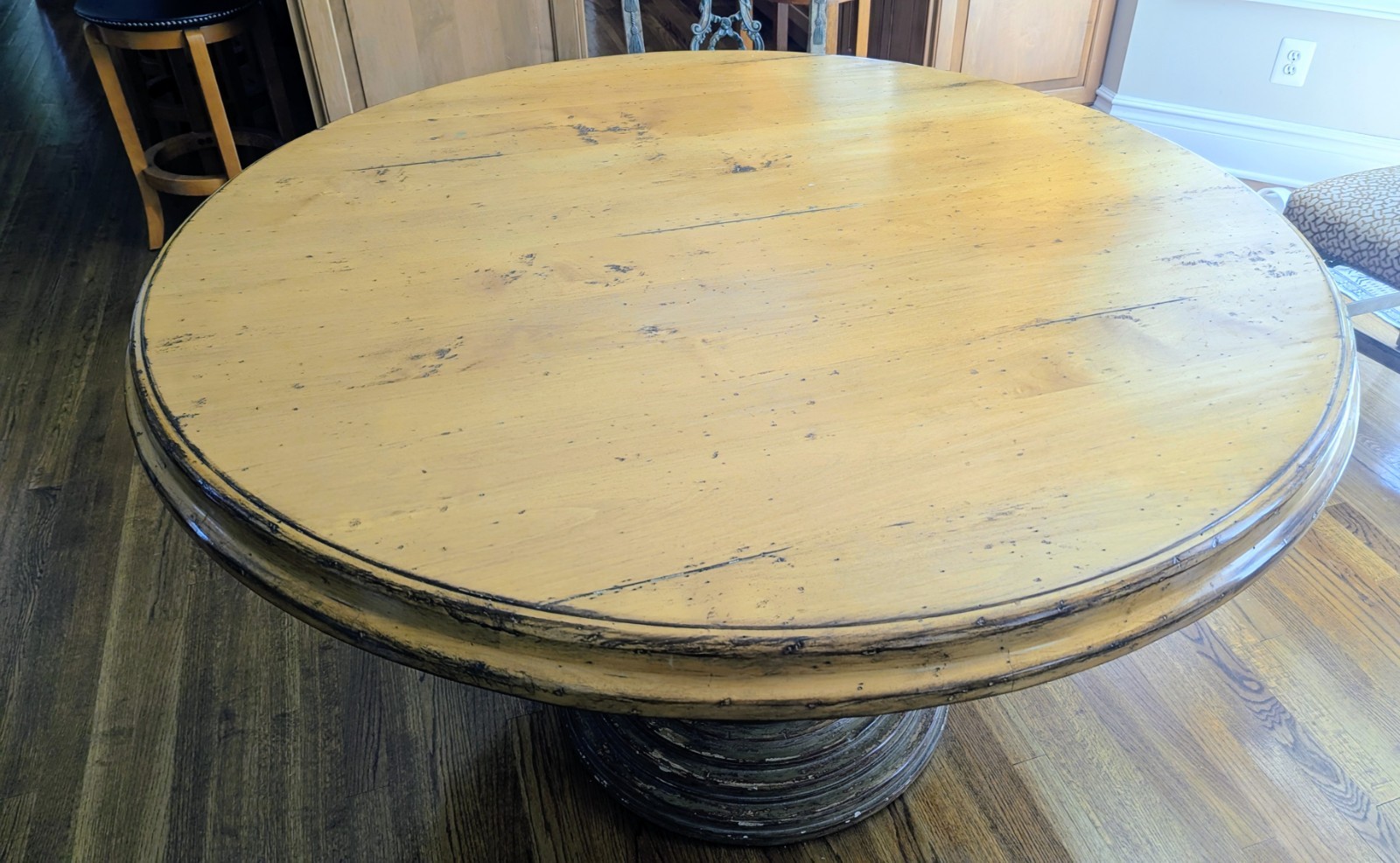 Vintage Woodland Furniture Farmhouse Circular Dining Table.H 31″ x D 53″