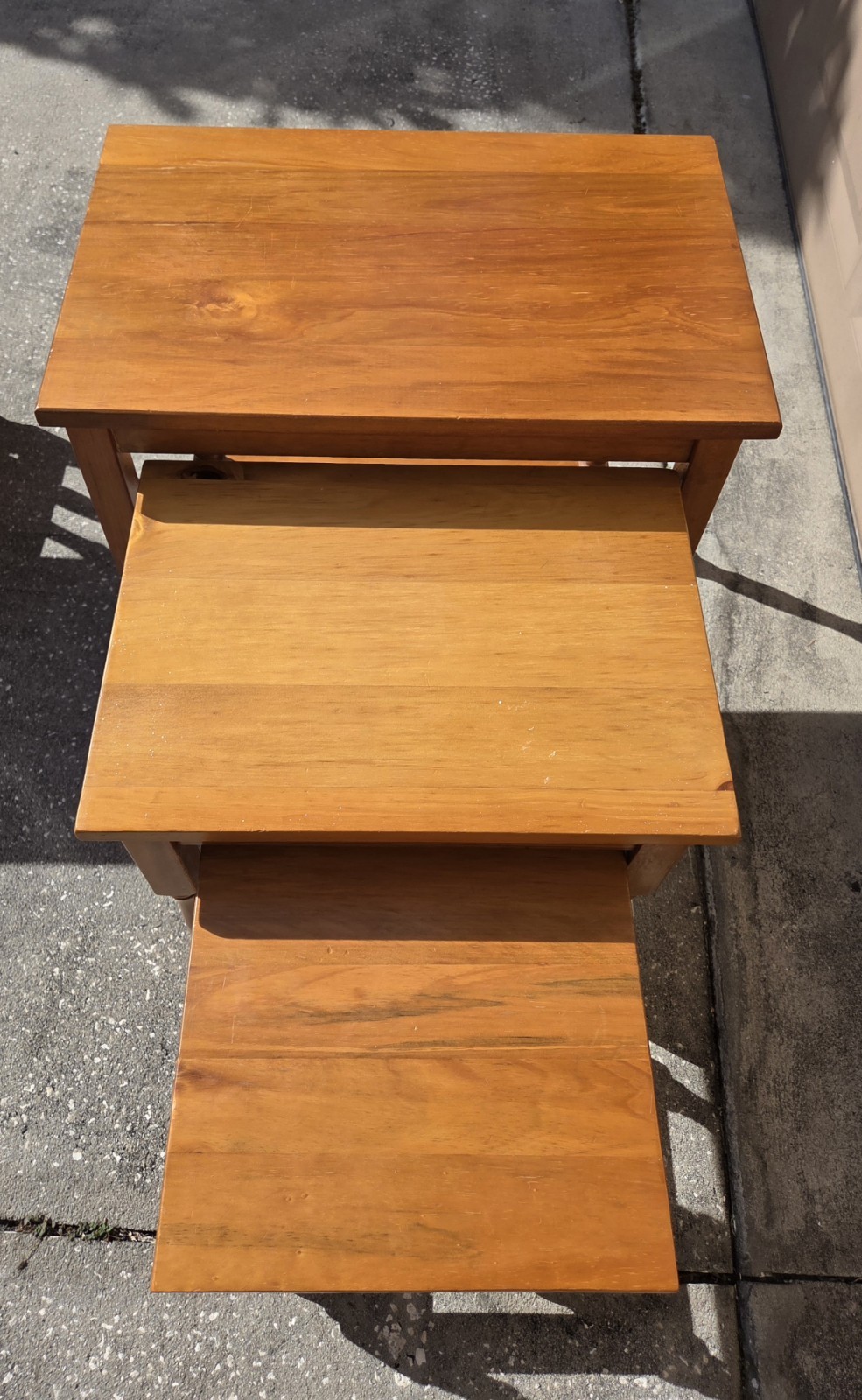 Beautiful Golden Oak Color Wooden Nesting Tables/End Tables Set Of 2 Indonesia