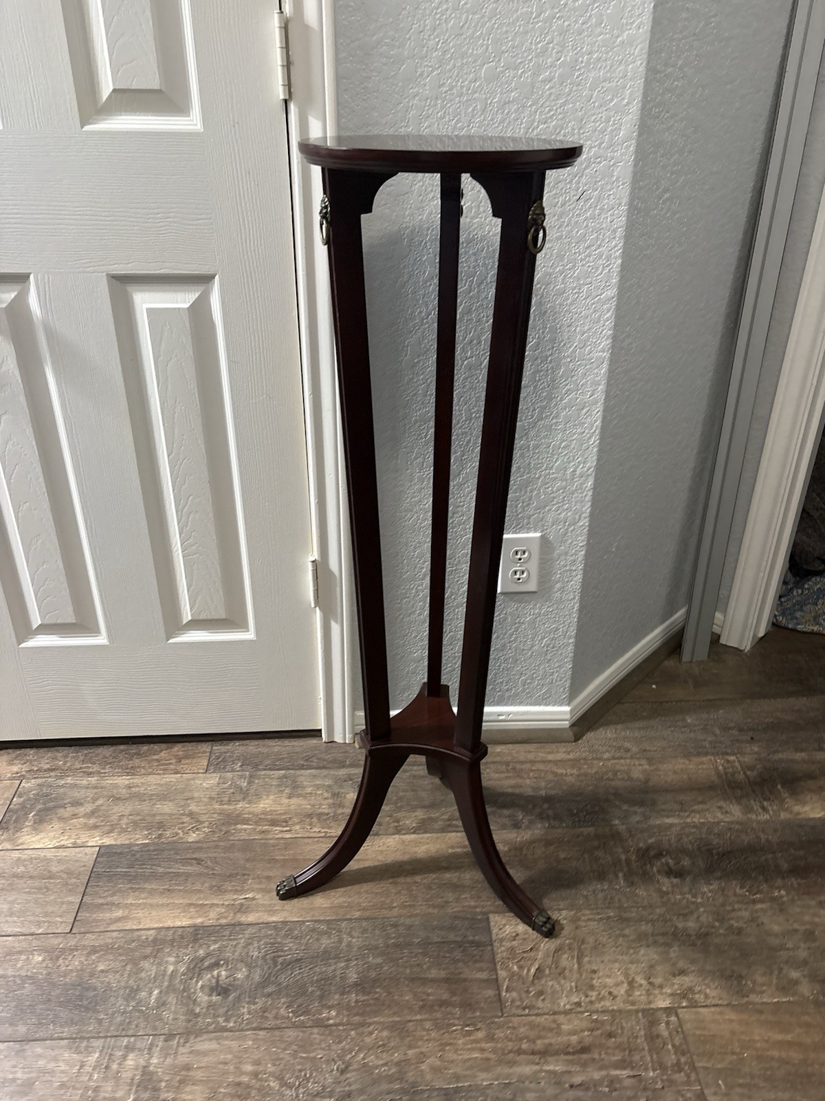 Vtg Bombay Co. Mahogany Plant Stand with Lion Knocker Details and Claw Feet