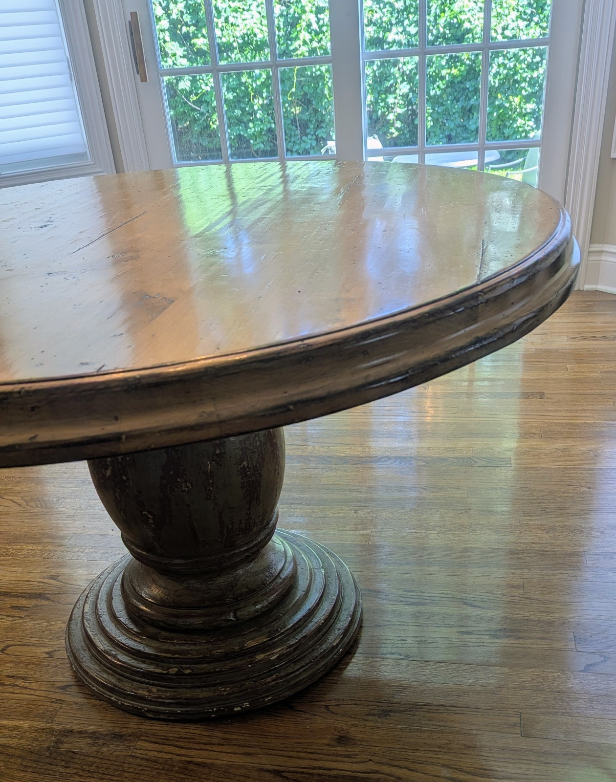 Vintage Woodland Furniture Farmhouse Circular Dining Table.H 31″ x D 53″