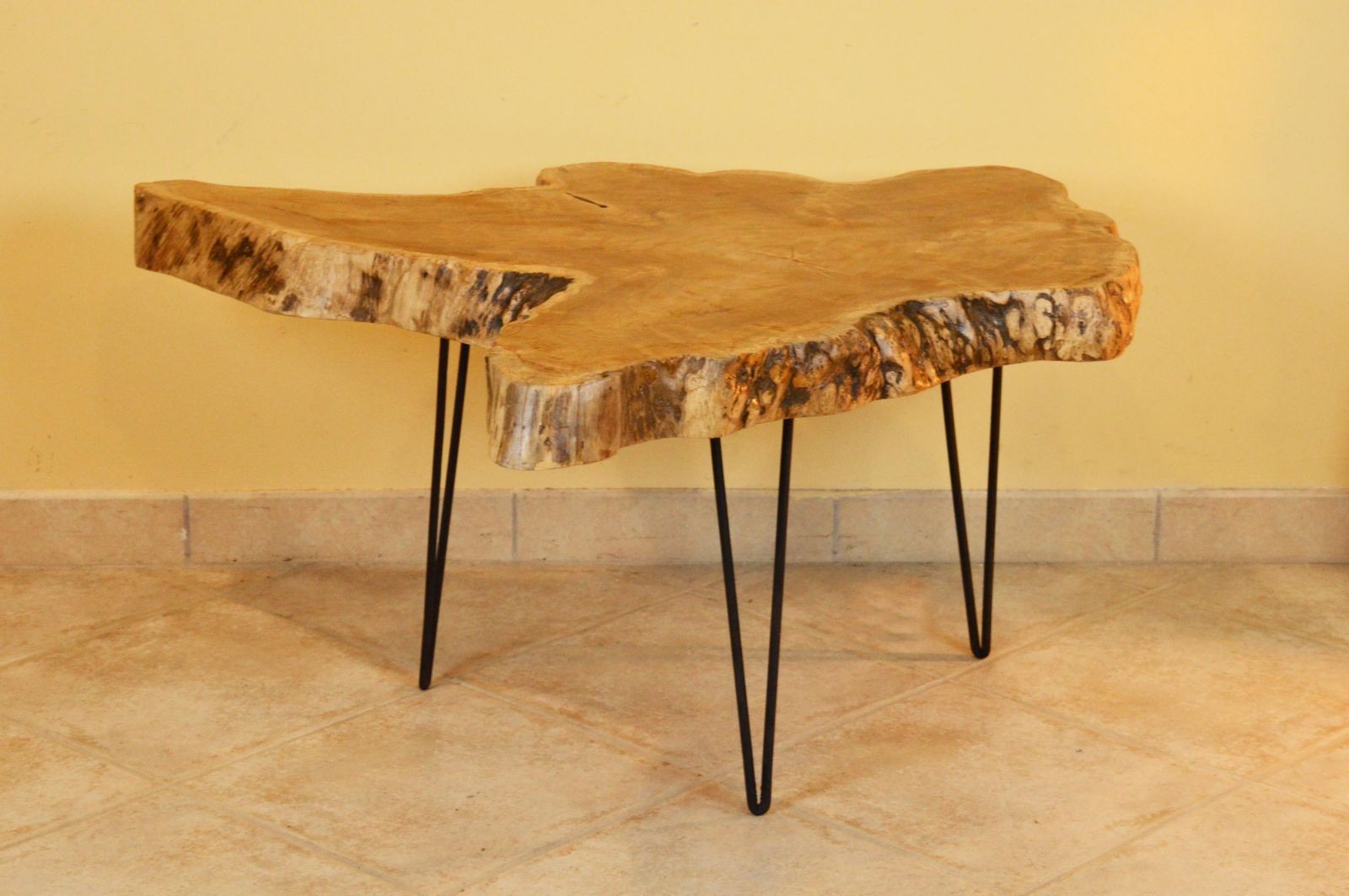 Coffee or smoke table in irregular teak and iron legs 70x70x45 cm h