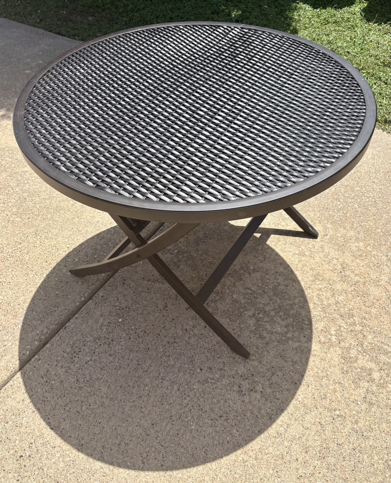 Large 42″ Round Folding Patio Table – Outdoor Mesh Metal Dining Table Seats 4-6