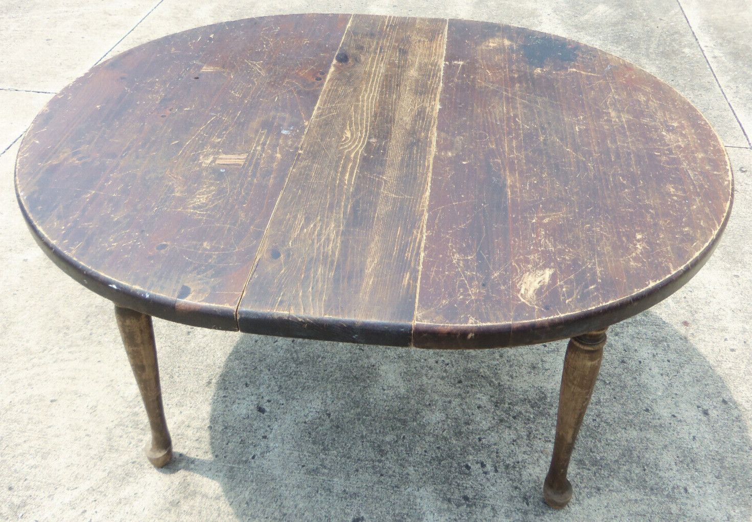 Round wooden table with leaf, makes oval table 43 7/8″ x 53 3/4″